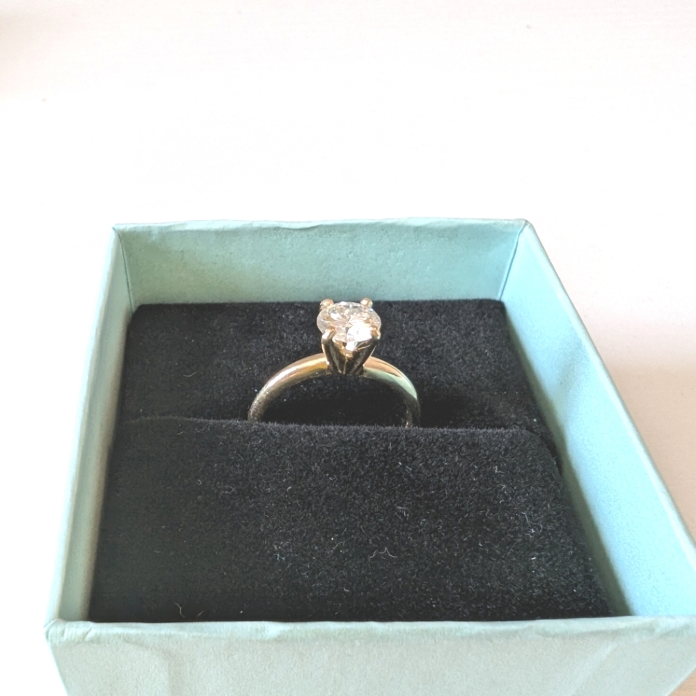 NWOT 10KT Yellow Gold Solitaire Engagement Ring with 1.00ct Moissanite Stone - Picture 3 of 9
